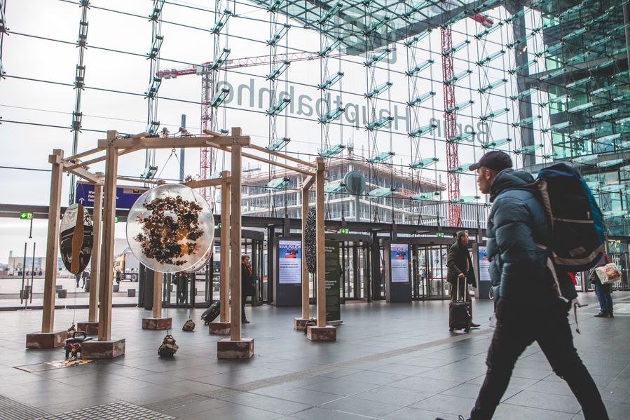Relationscape, Installation view Berlin Hauptbahnhof 2018.